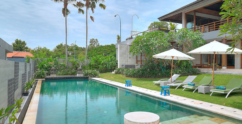Villa Aiko - Calming pool and garden lawn